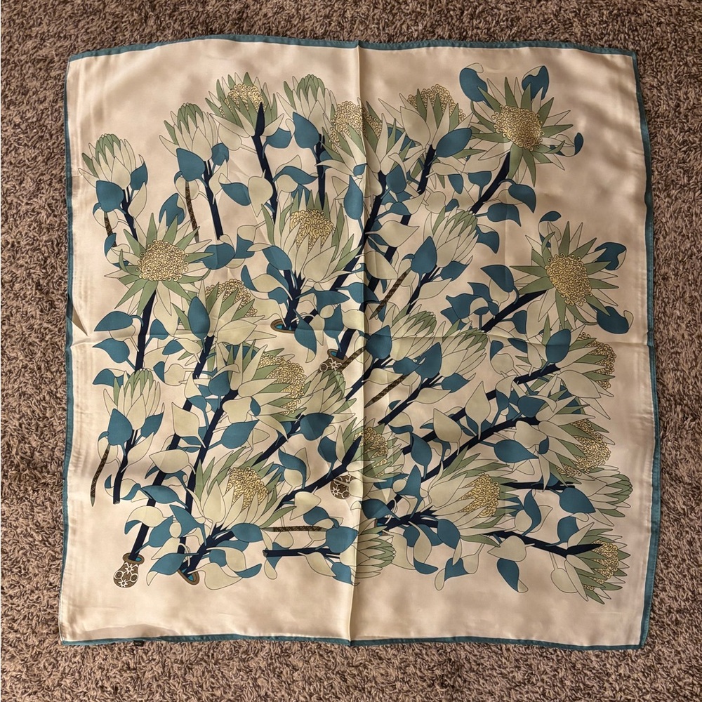 BRAND NEW Scarf in Floral Pattern